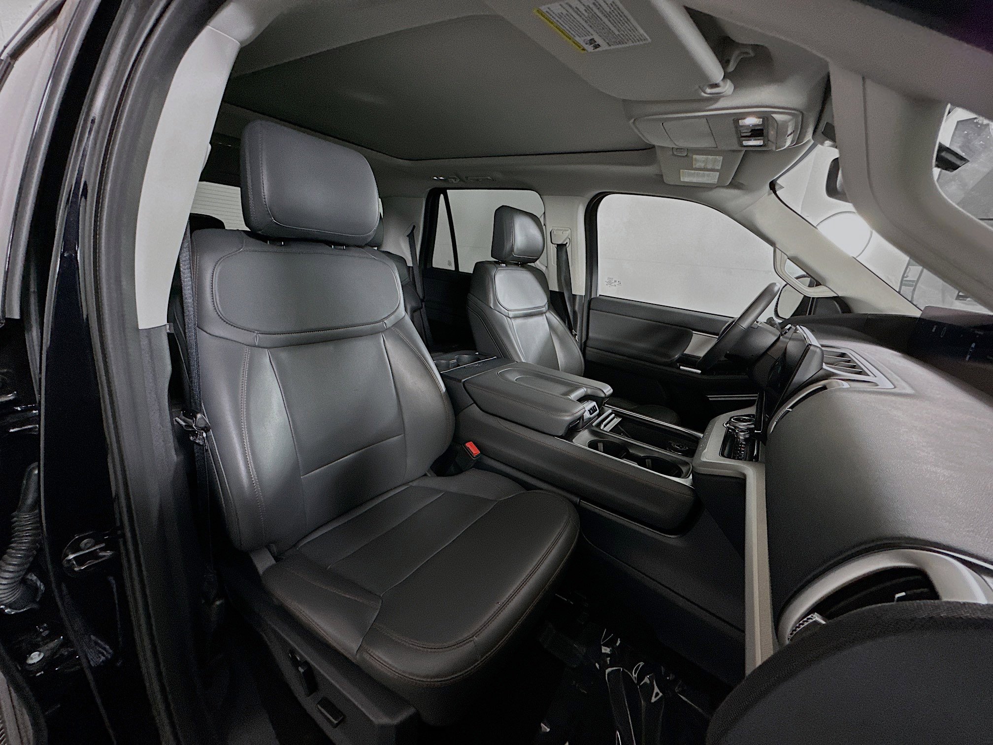 Used 2025 Ford Expedition Active image 28