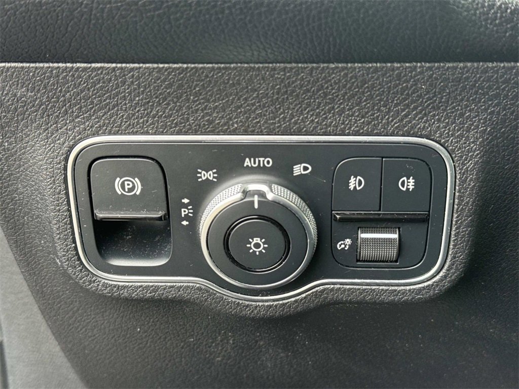 Used 2022 Mercedes-Benz GLB 250 image 35