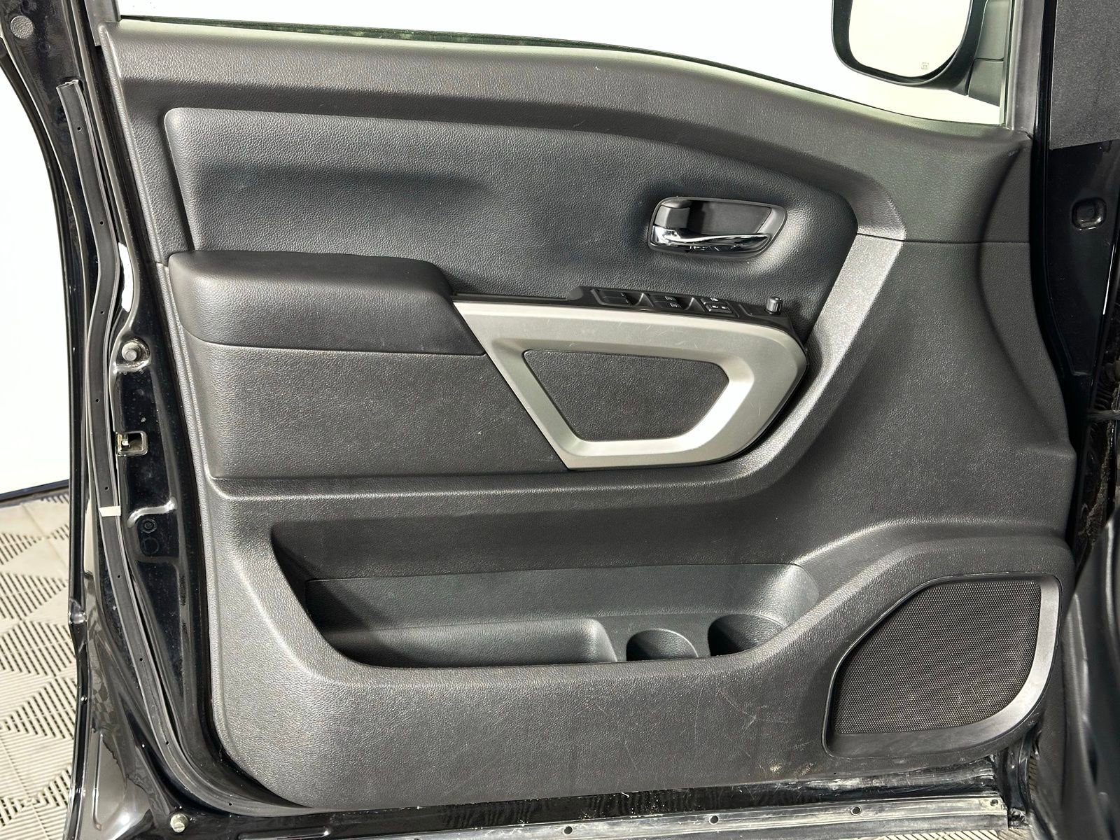 Used 2023 Nissan Titan SV image 35