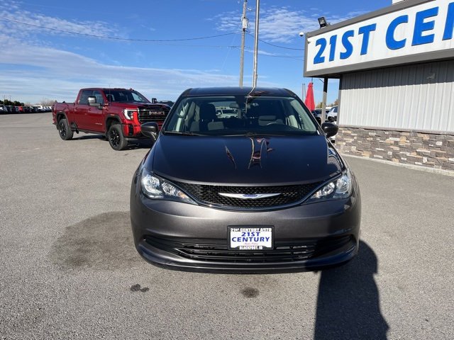 Used 2019 Chrysler Pacifica Touring image 2