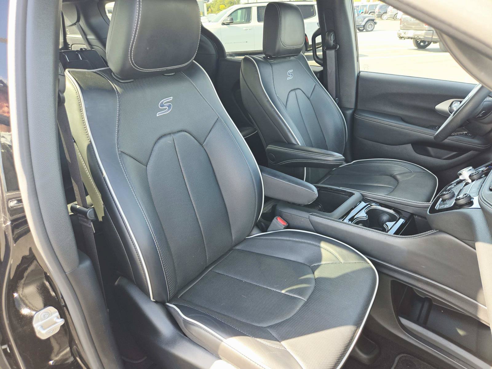 Used 2024 Chrysler Pacifica Limited w/ S Appearance Package FWD image 19