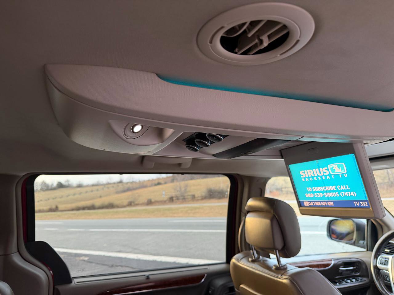 Used 2011 Chrysler Town & Country Limited image 23