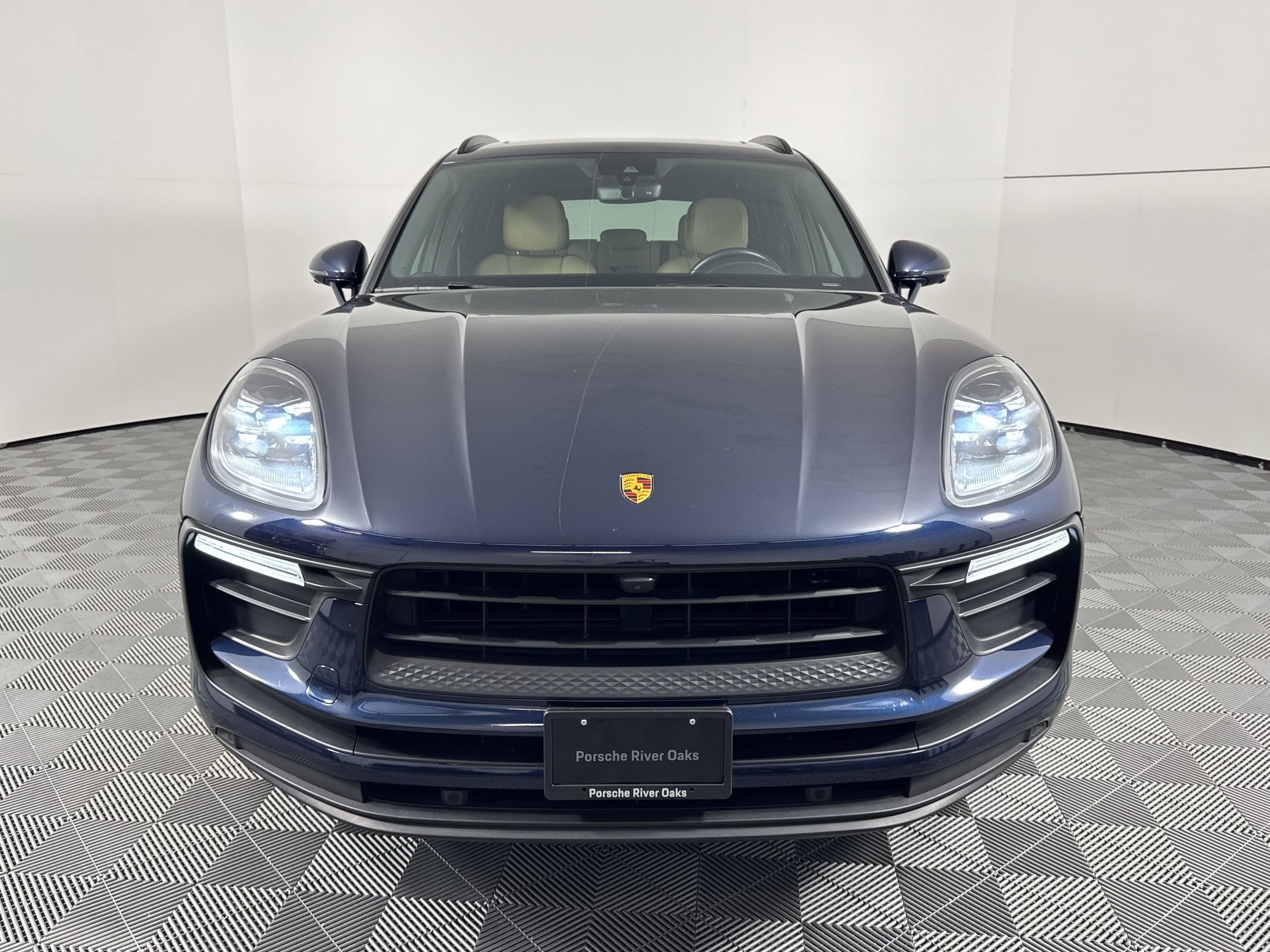 Certified 2022 Porsche Macan AWD/4WD image 6
