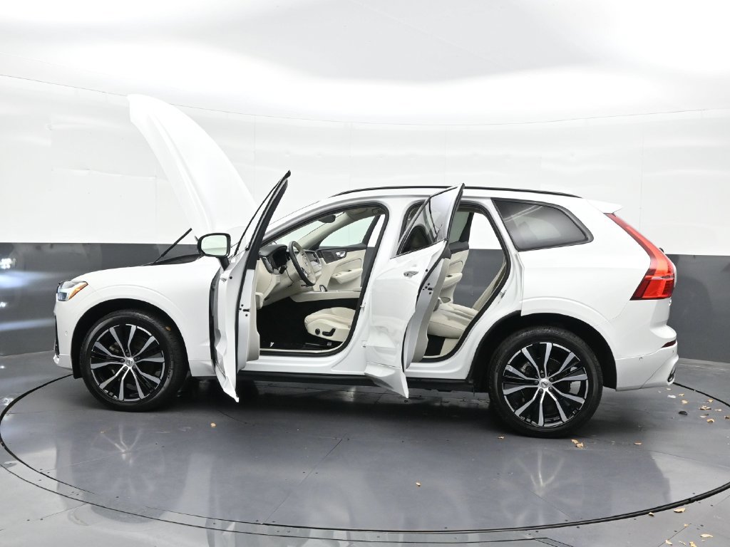 Certified 2024 Volvo XC60 B5 Plus AWD/4WD image 28