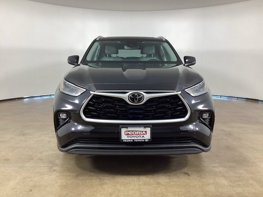 Used 2022 Toyota Highlander XLE AWD/4WD image 3