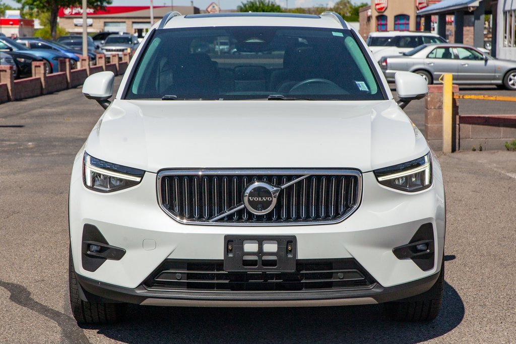 Used 2023 Volvo XC40 B5 Plus image 3