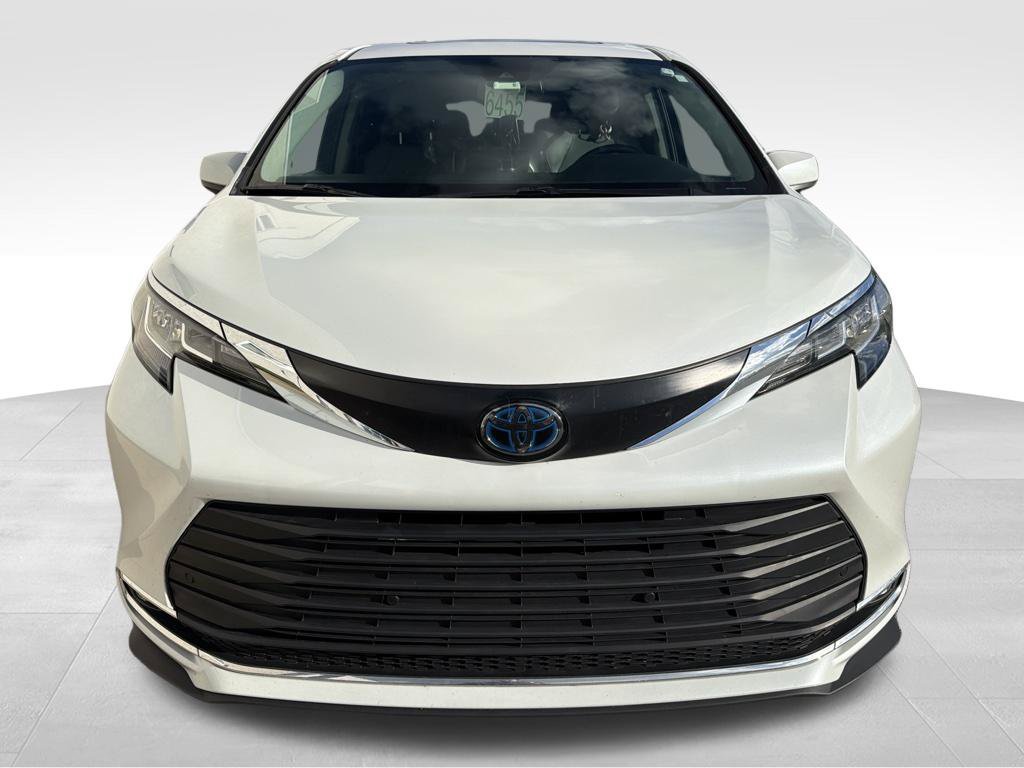 Used 2022 Toyota Sienna XLE FWD image 3