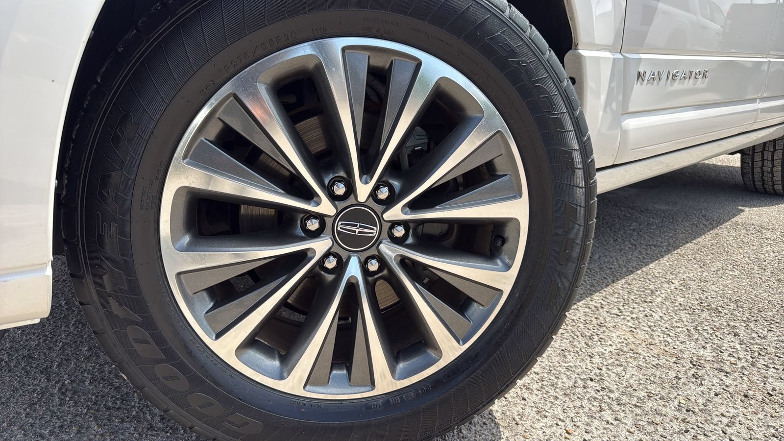 Used 2017 Lincoln Navigator Select RWD image 19