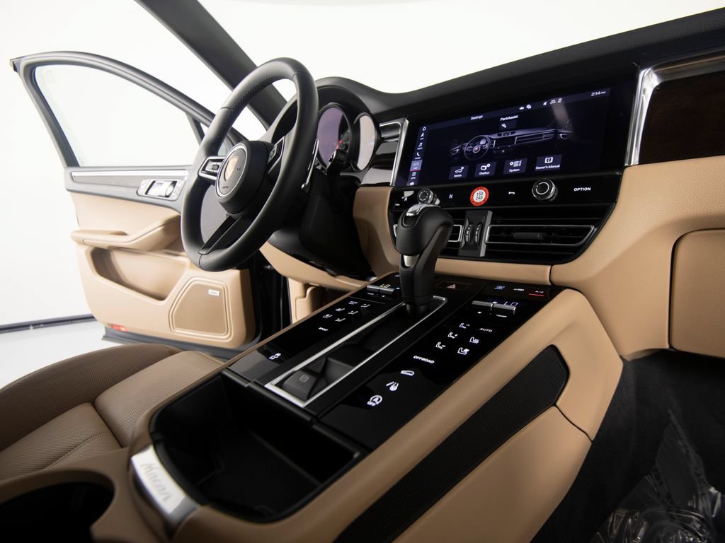 Certified 2026 Porsche Macan AWD/4WD image 32