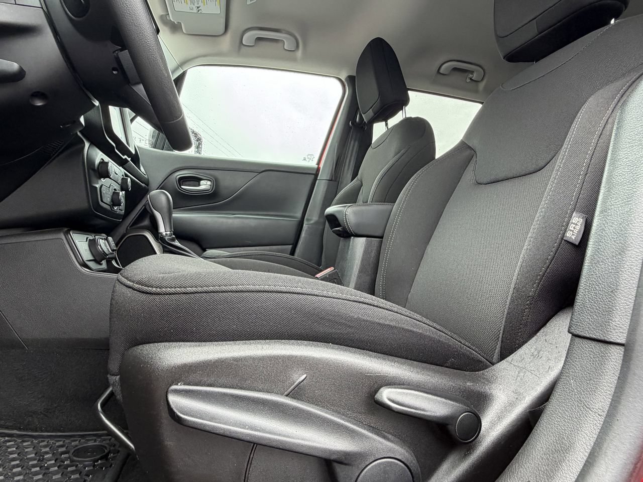 Used 2023 Jeep Renegade Latitude AWD/4WD image 19
