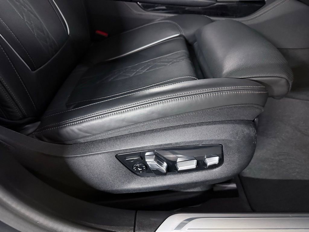 Used 2022 BMW 750i xDrive w/ Luxury Rear Seating Package image 25