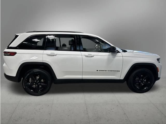 Used 2023 Jeep Grand Cherokee Altitude AWD/4WD image 6