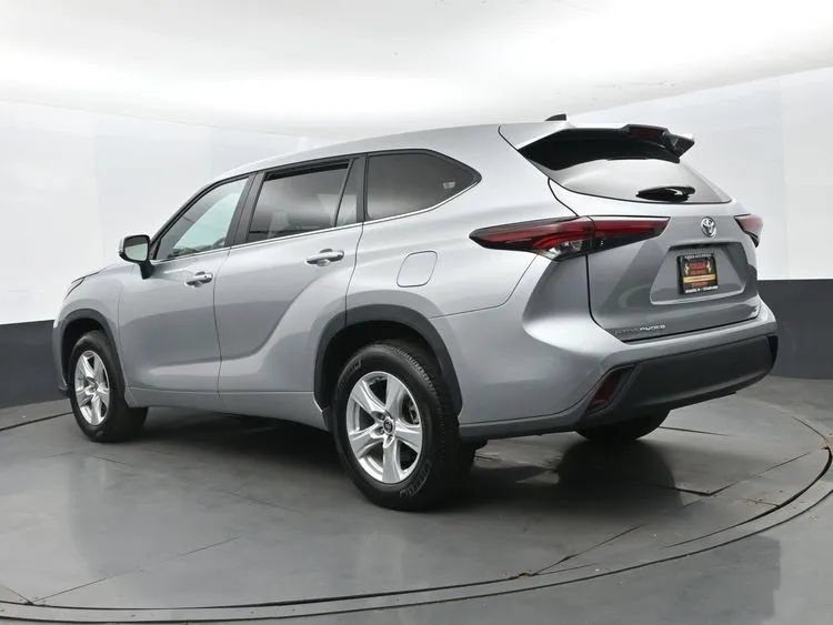 Used 2025 Toyota Highlander LE FWD image 9