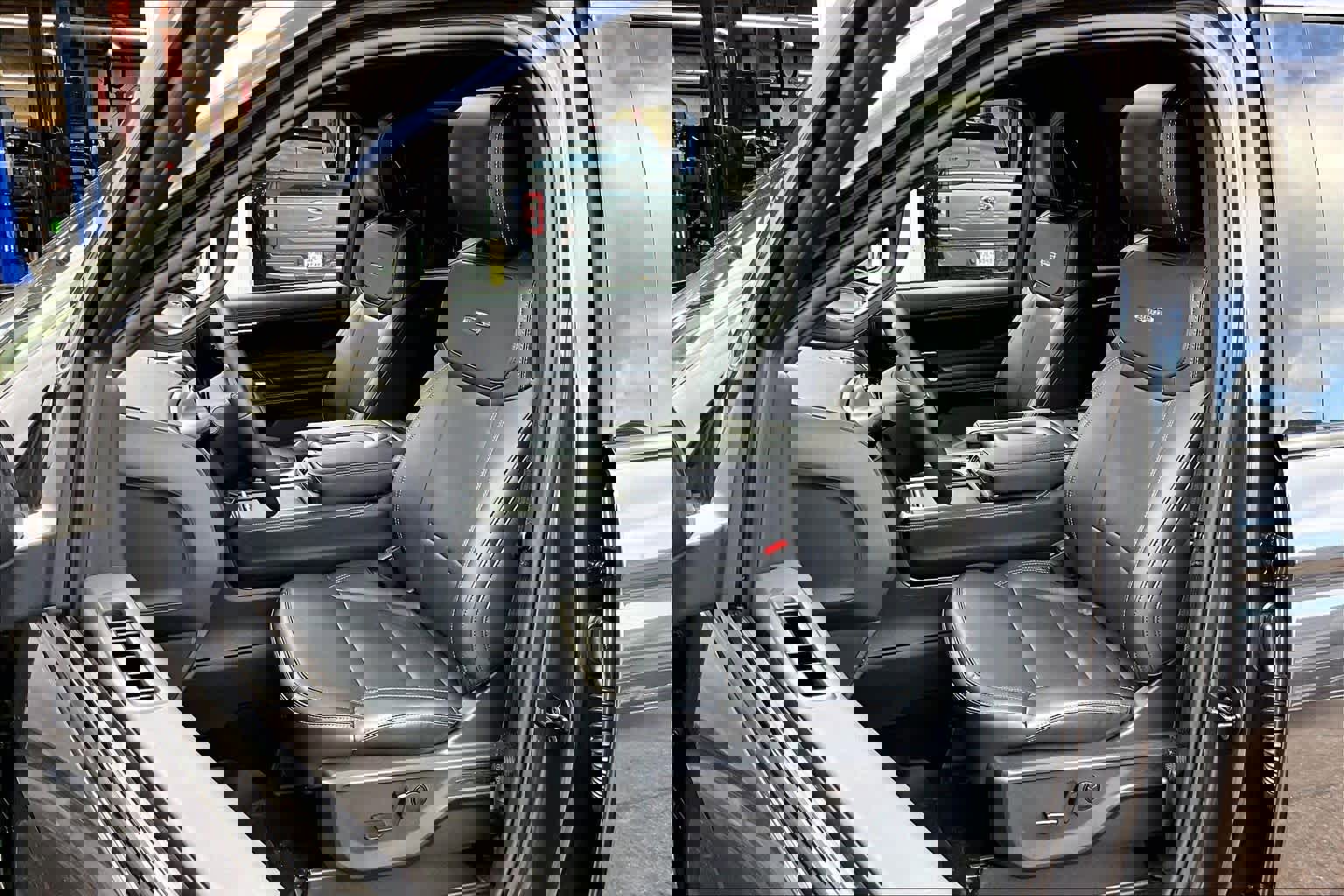 Certified 2025 Ford Expedition Platinum w/ Stealth Appearance Package image 8