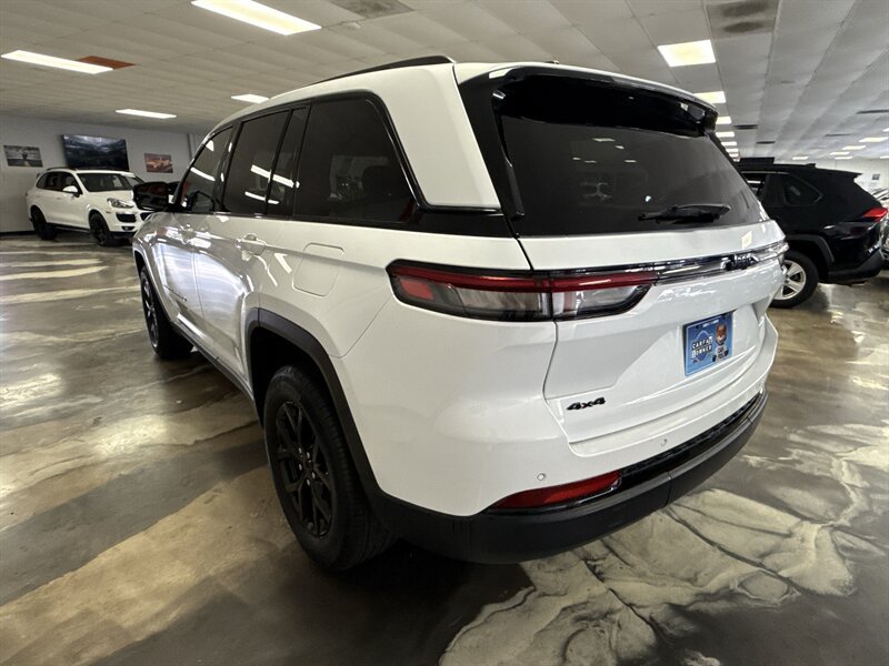 Used 2024 Jeep Grand Cherokee Altitude AWD/4WD image 5