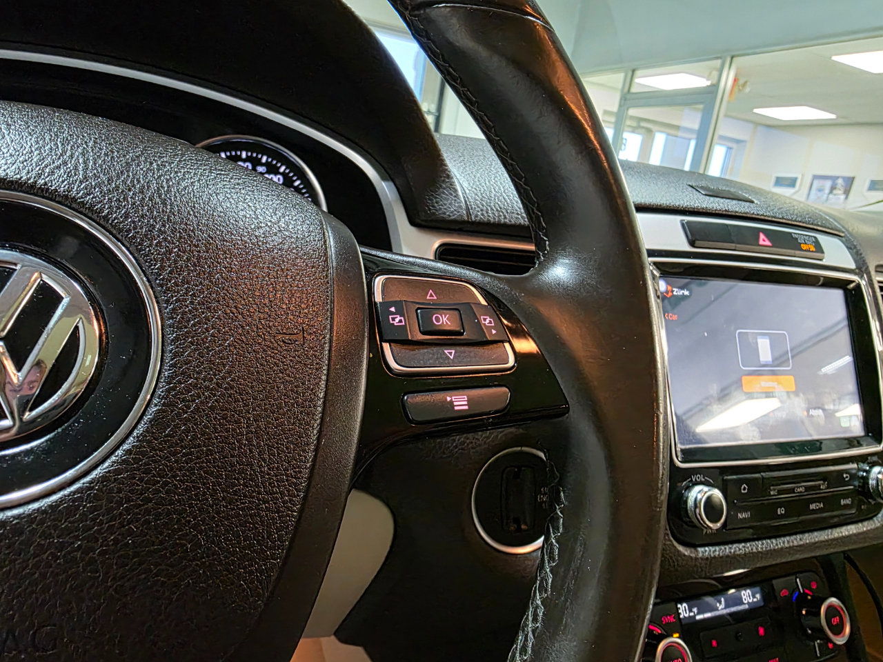 Used 2014 Volkswagen Touareg TDI image 29