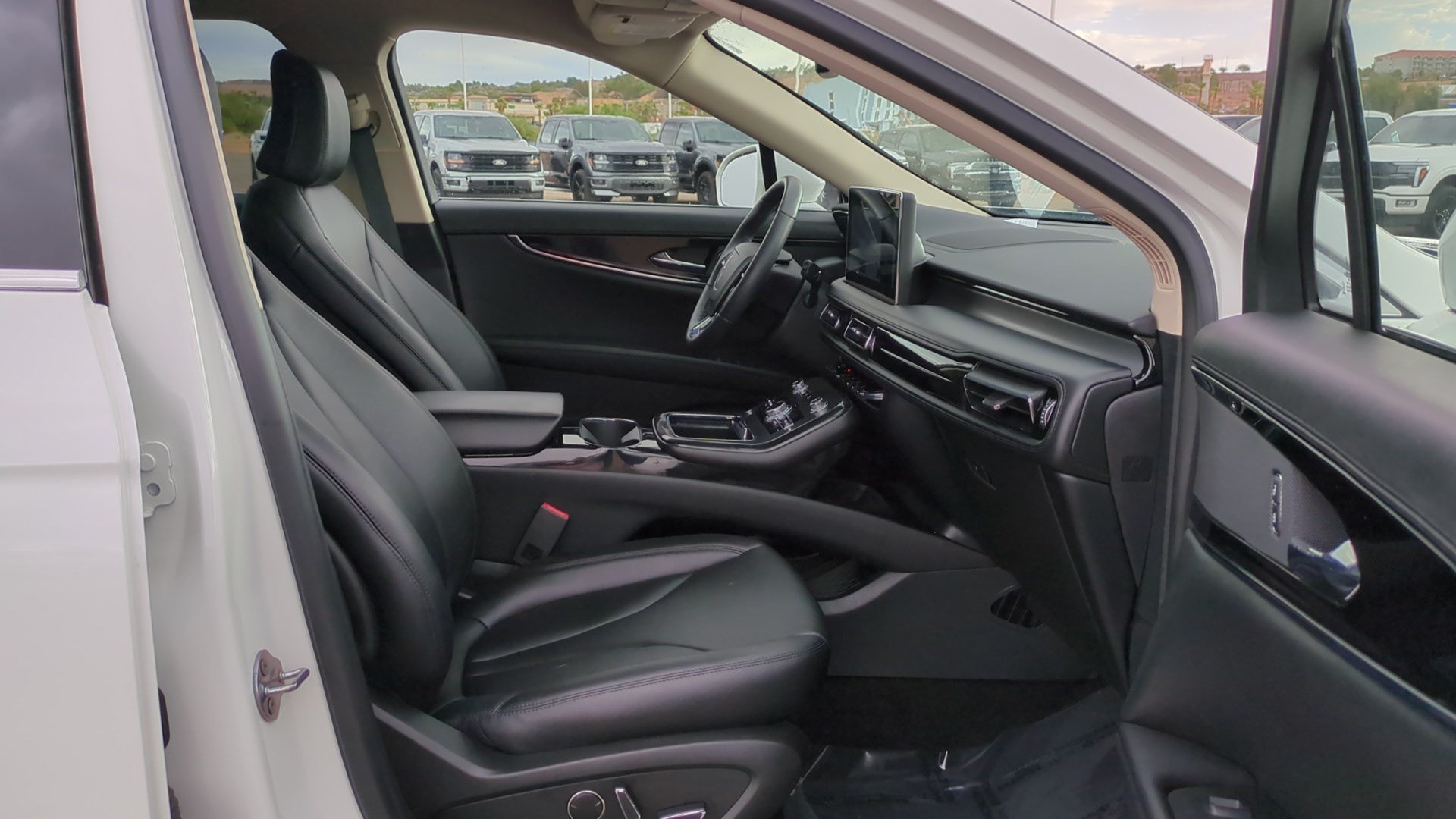 Used 2023 Lincoln Nautilus FWD w/ Premium Package image 31