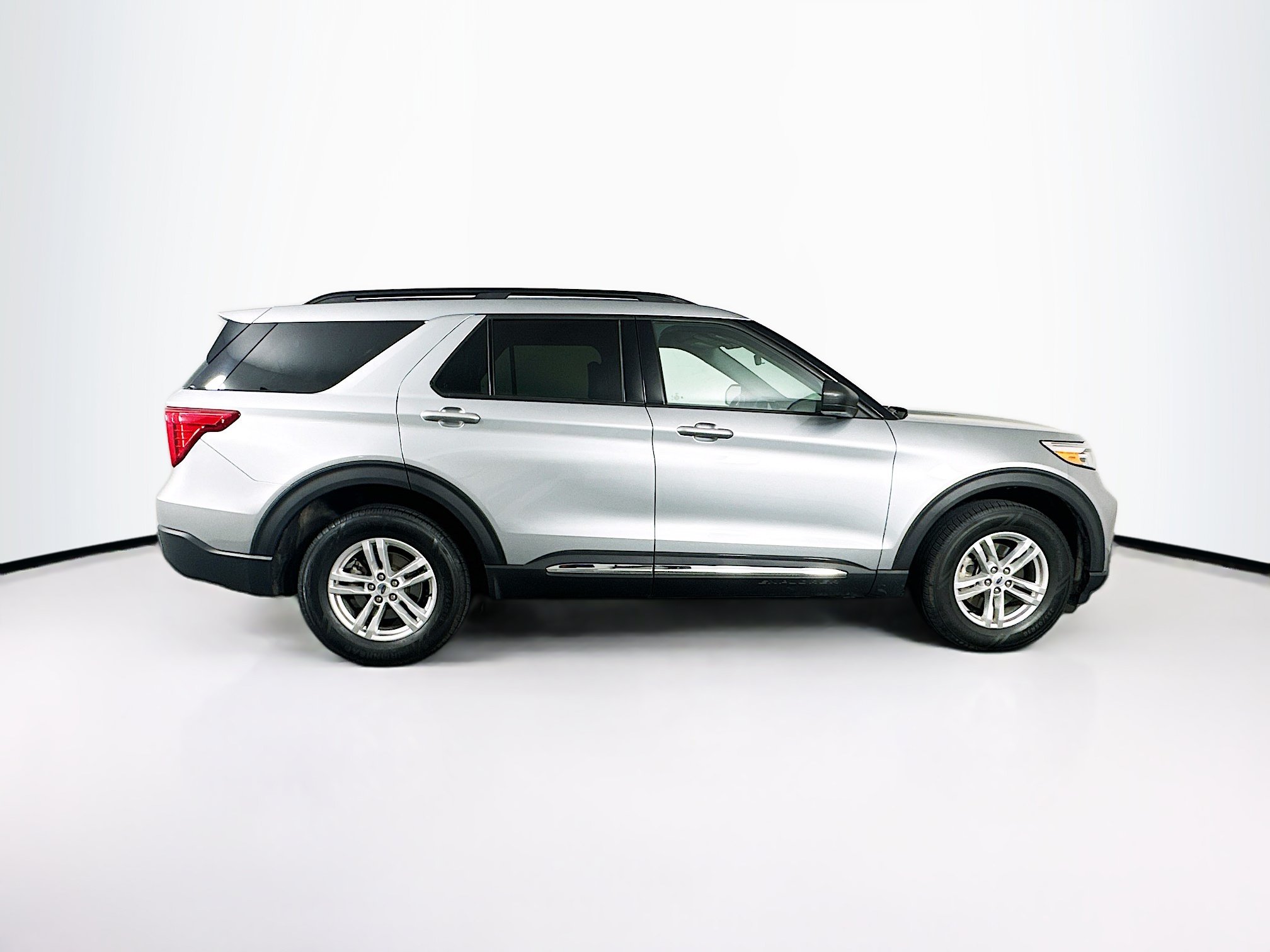 Used 2023 Ford Explorer XLT w/ Equipment Group 202A AWD/4WD image 10