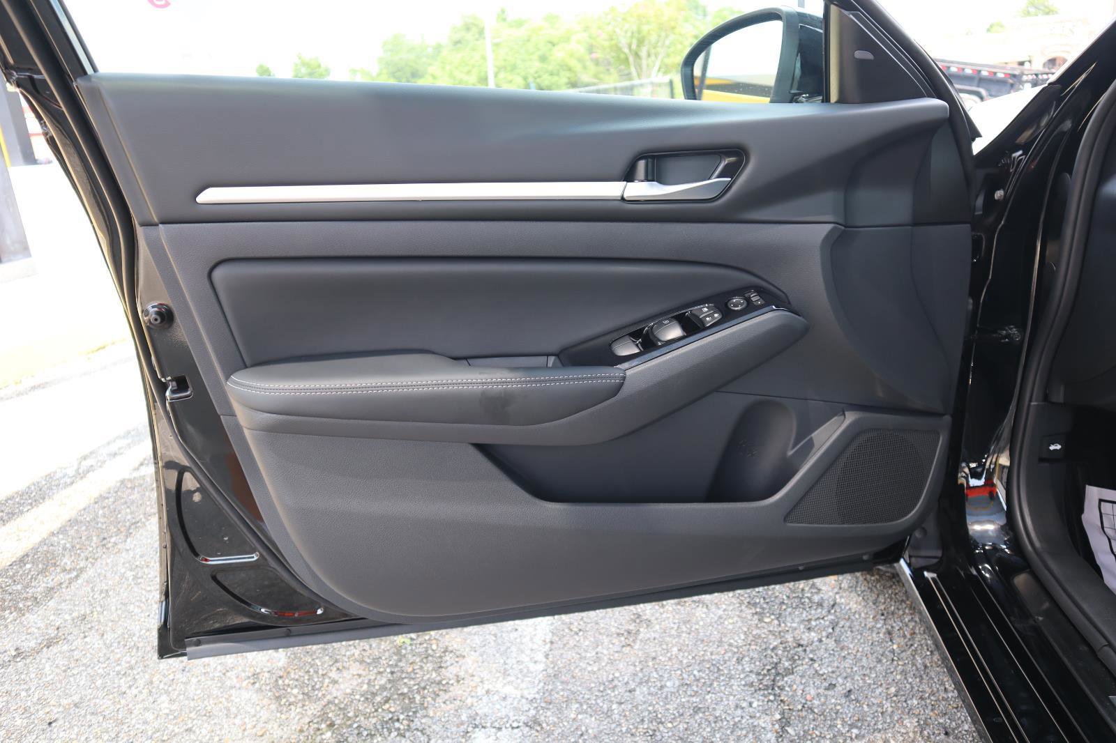 Used 2025 Nissan Altima 2.5 SL FWD image 16
