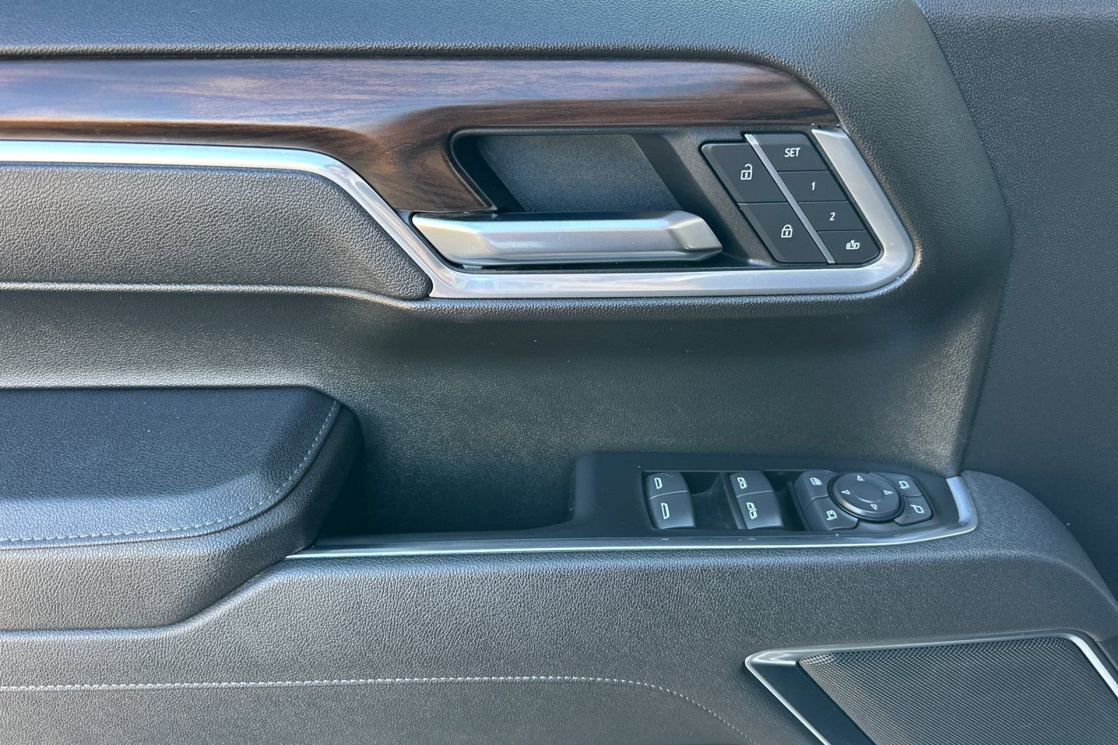 Certified 2025 GMC Sierra 1500 SLT image 11