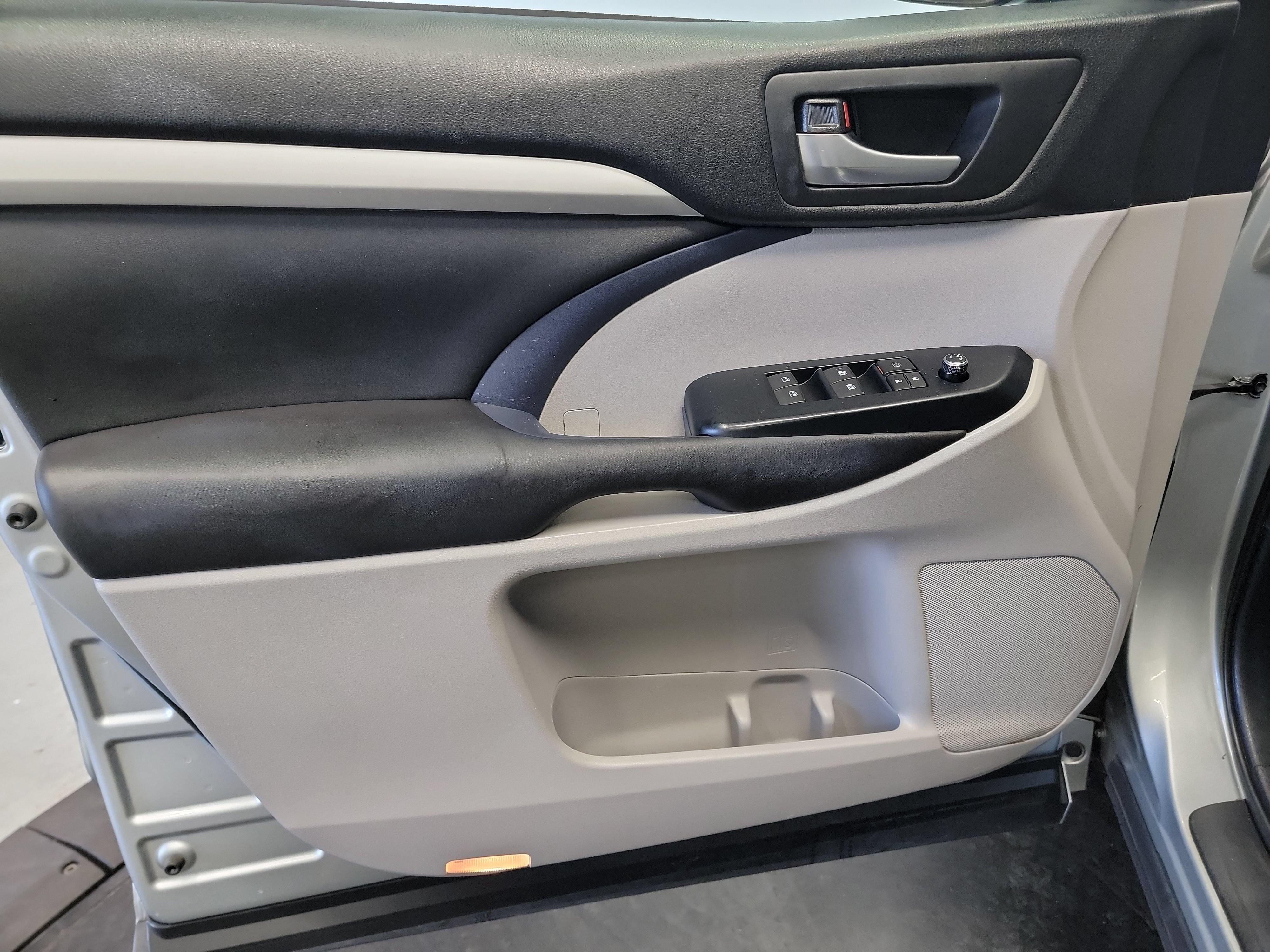 Used 2017 Toyota Highlander XLE w/ Carpet Mat Package AWD/4WD image 13