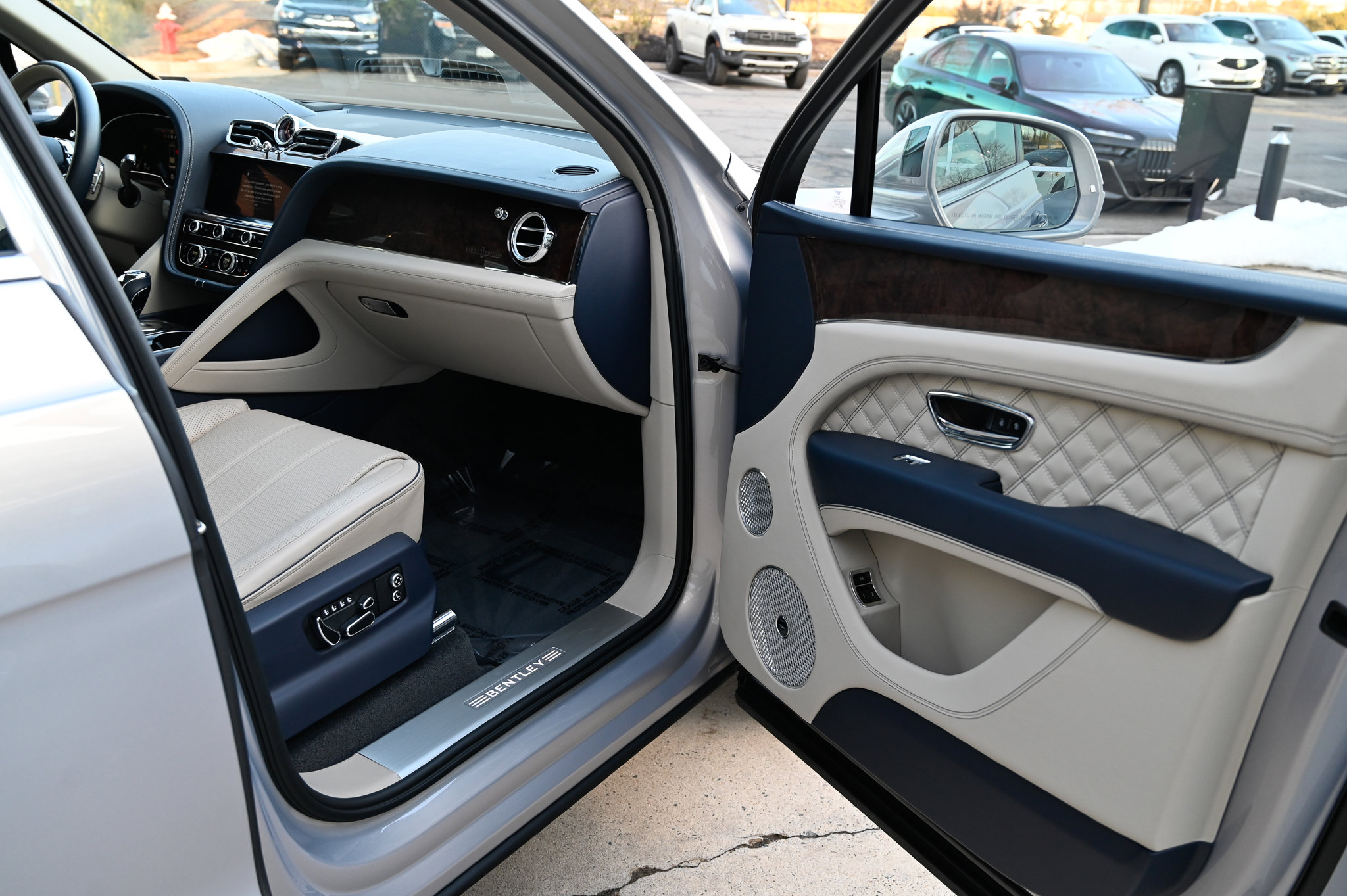 Used 2022 Bentley Bentayga image 53