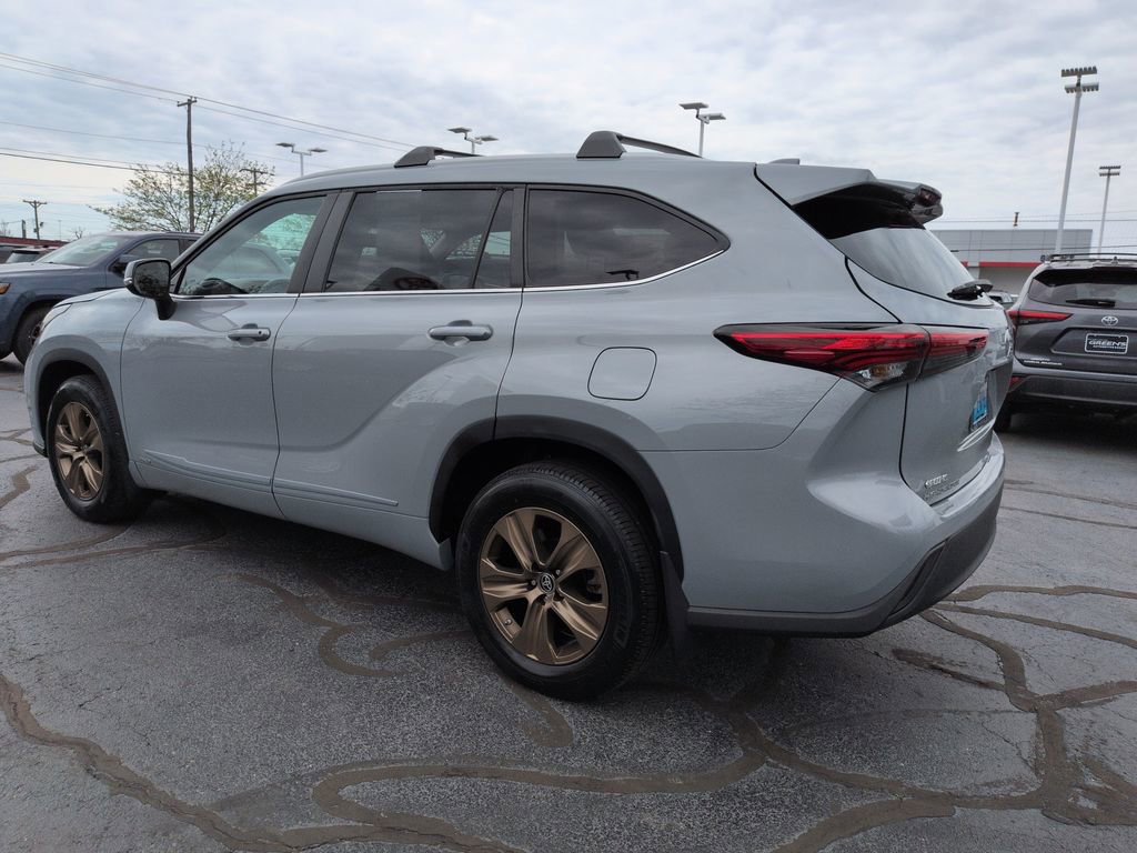 Used 2023 Toyota Highlander Bronze Edition image 3