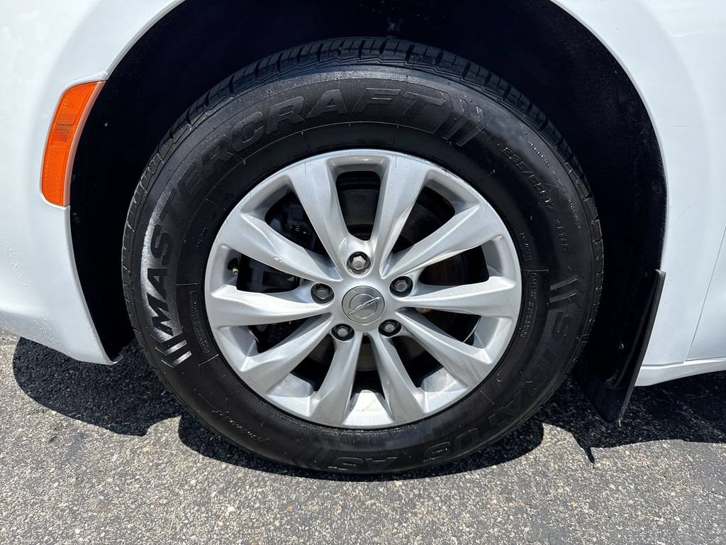 Used 2018 Chrysler Pacifica Touring-L FWD image 10