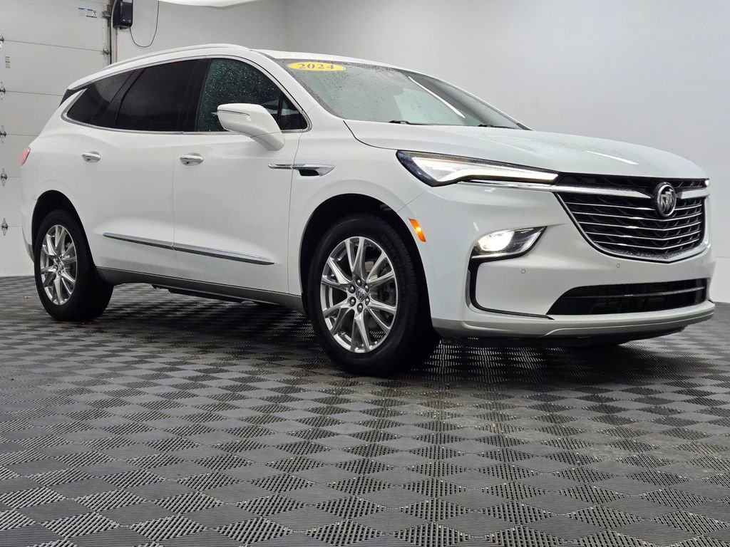 Used 2024 Buick Enclave Essence image 8