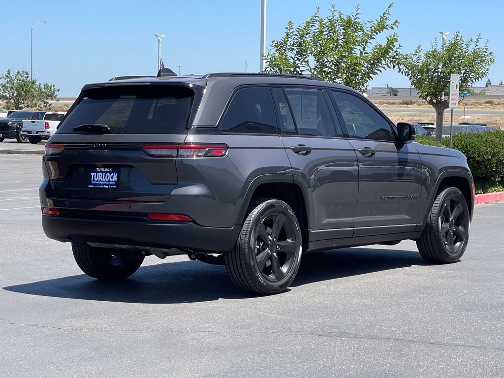 Used 2023 Jeep Grand Cherokee Altitude AWD/4WD image 4