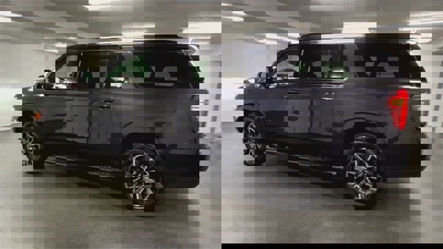 Used 2023 Chevrolet Suburban Z71 w/ Luxury Package image 38