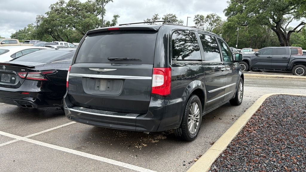 Used 2014 Chrysler Town & Country Touring-L w/ Driver Convenience Group FWD image 6