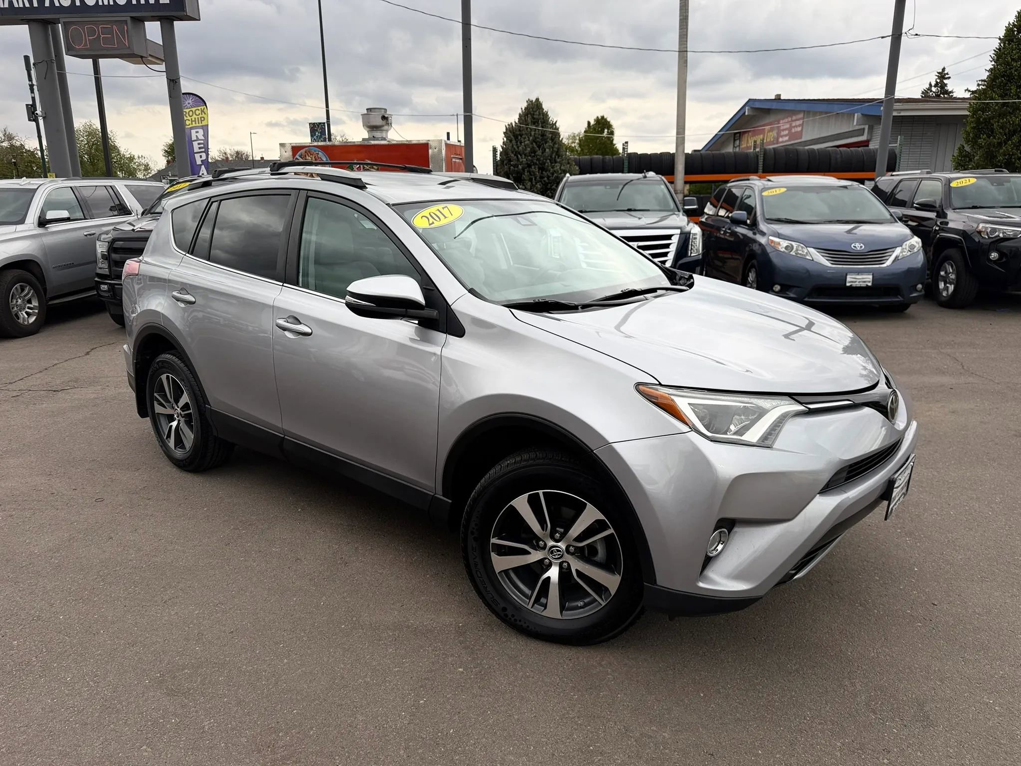 Used 2017 Toyota RAV4 XLE AWD/4WD image 3