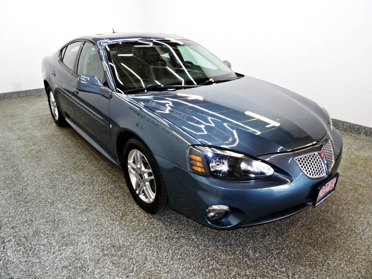 Used 2006 Pontiac Grand Prix GT w/ Sun And Sound Package FWD image 3