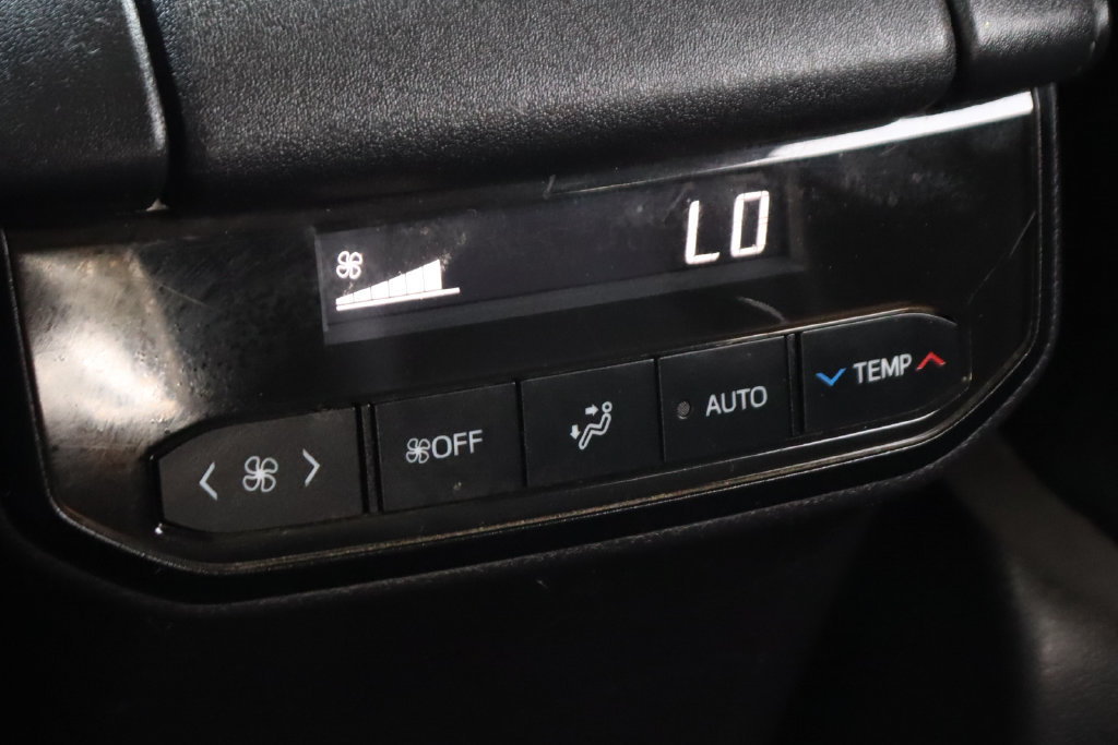 Used 2021 Toyota Highlander XLE AWD/4WD image 39