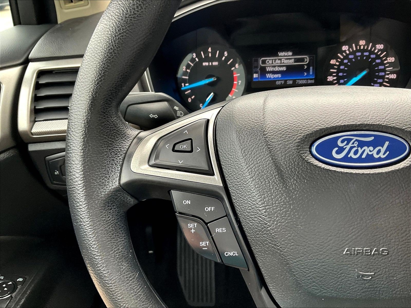 Used 2018 Ford Fusion SE FWD image 13
