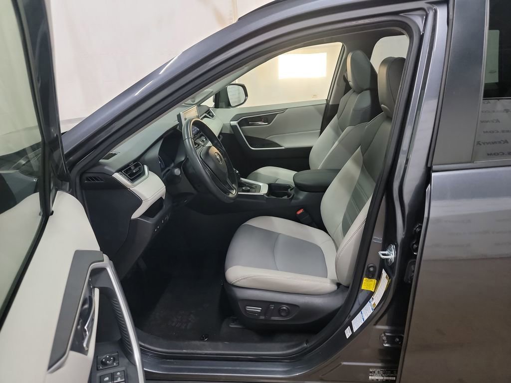 Used 2021 Toyota RAV4 XLE Premium image 9