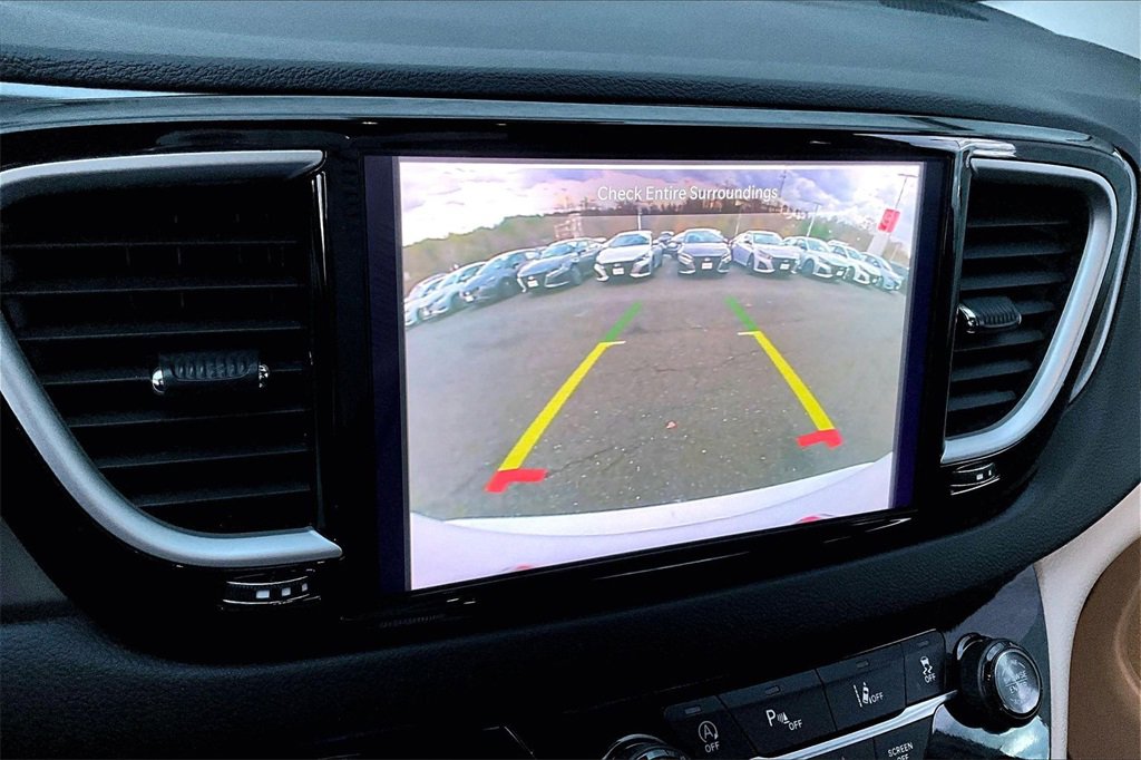 Used 2024 Chrysler Pacifica Touring-L image 24