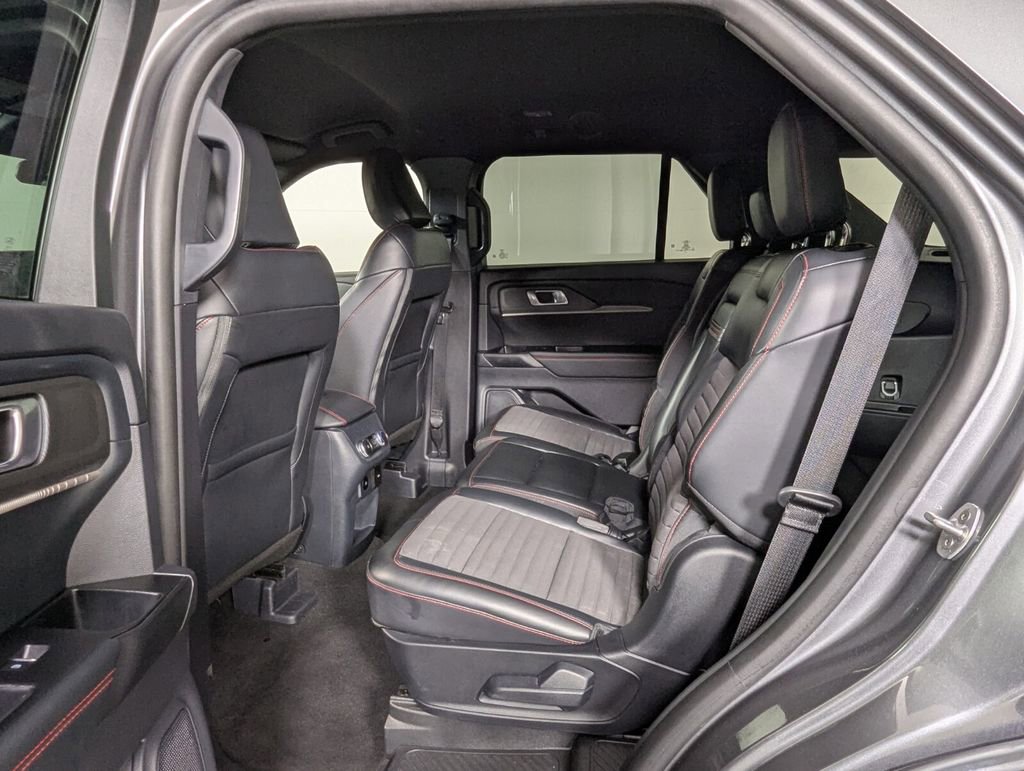Used 2025 Ford Explorer ST-Line w/ ST-Line Street Pack AWD/4WD image 23
