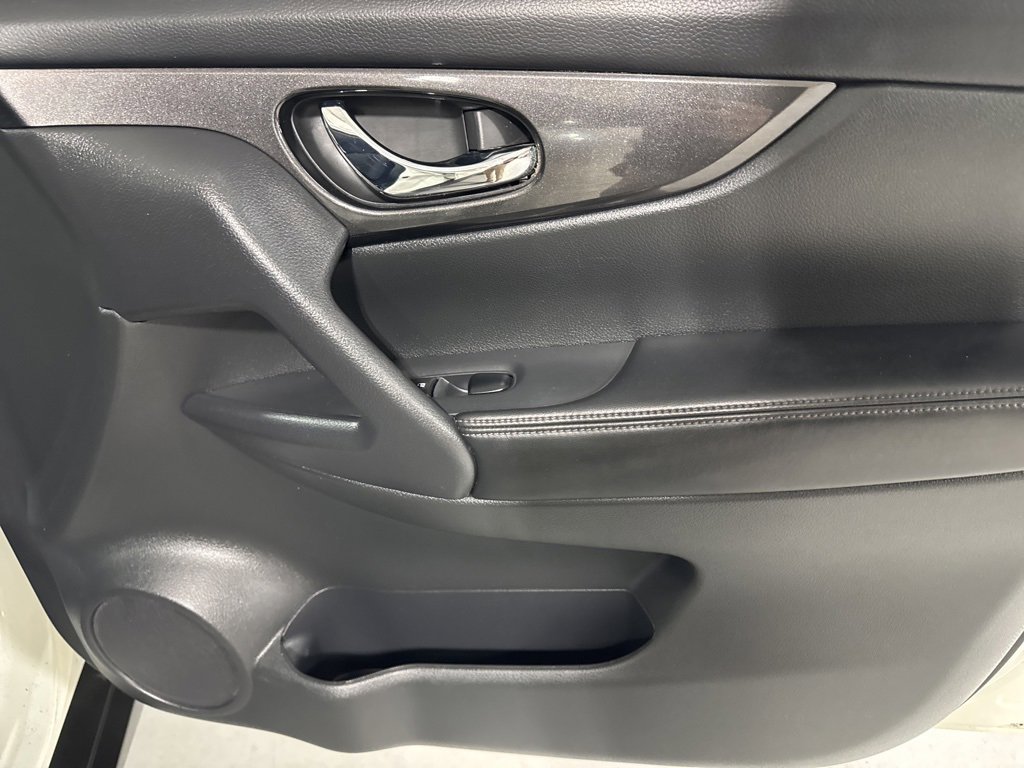 Used 2017 Nissan Rogue SV image 21