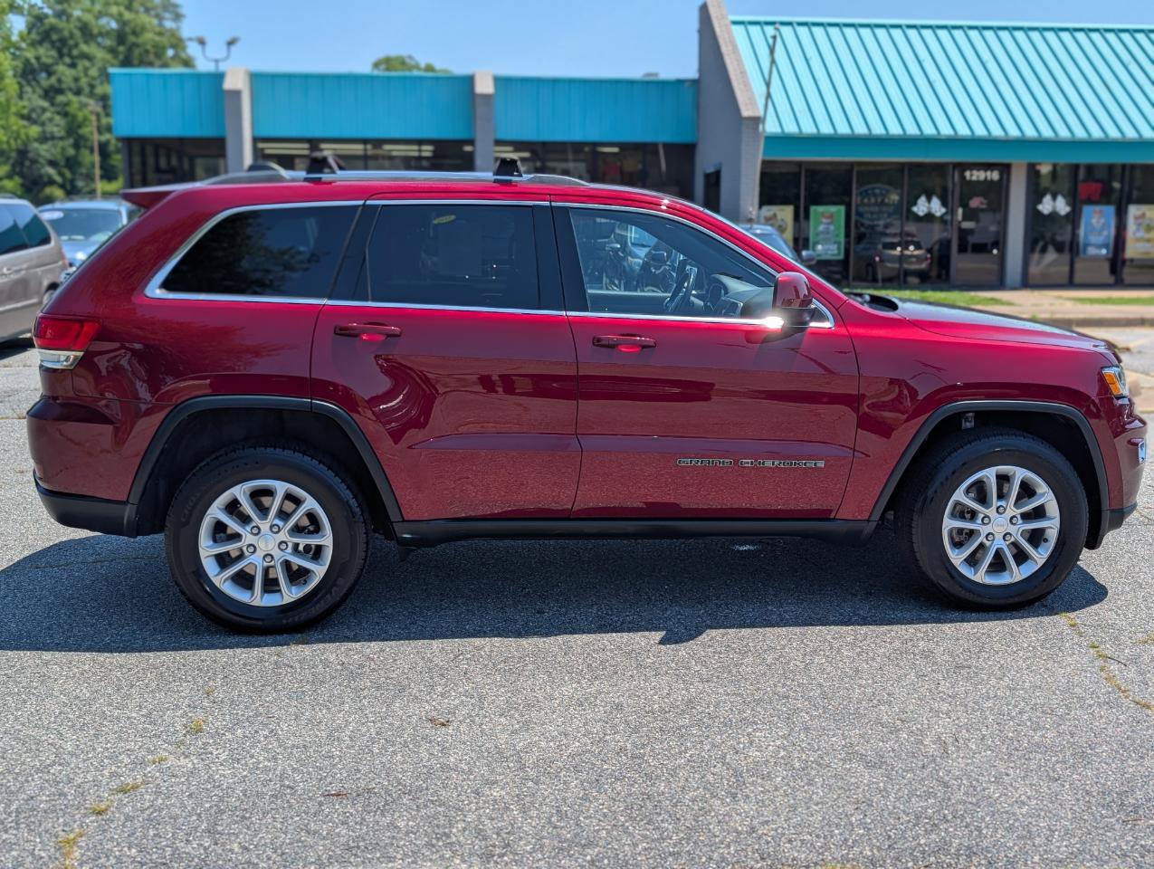 Used 2021 Jeep Grand Cherokee Laredo AWD/4WD image 8