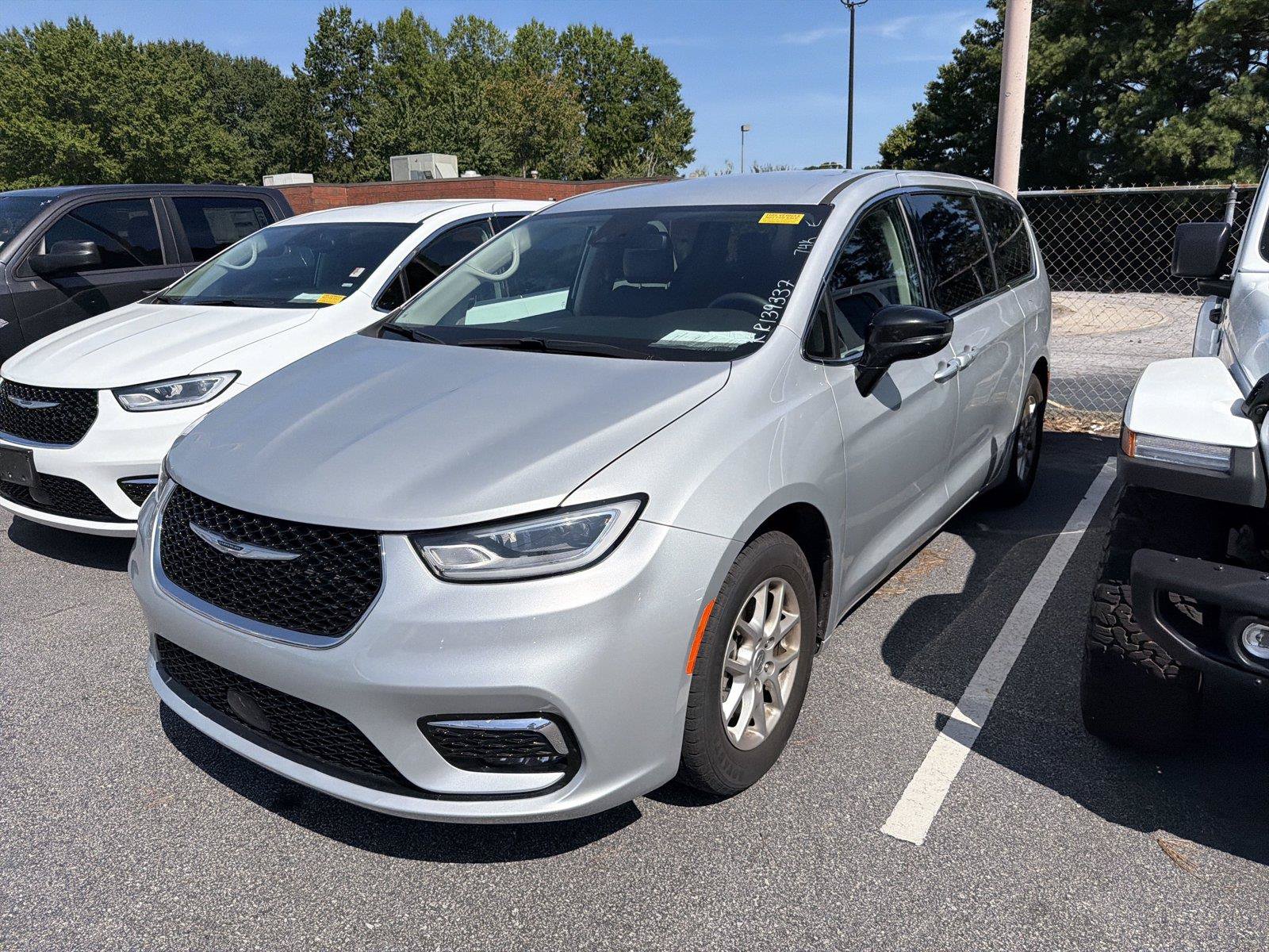 Used 2024 Chrysler Pacifica Touring-L FWD image 5