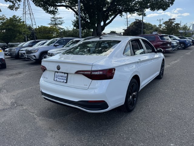 Used 2023 Volkswagen Jetta SE w/ Black Wheel Package FWD image 4