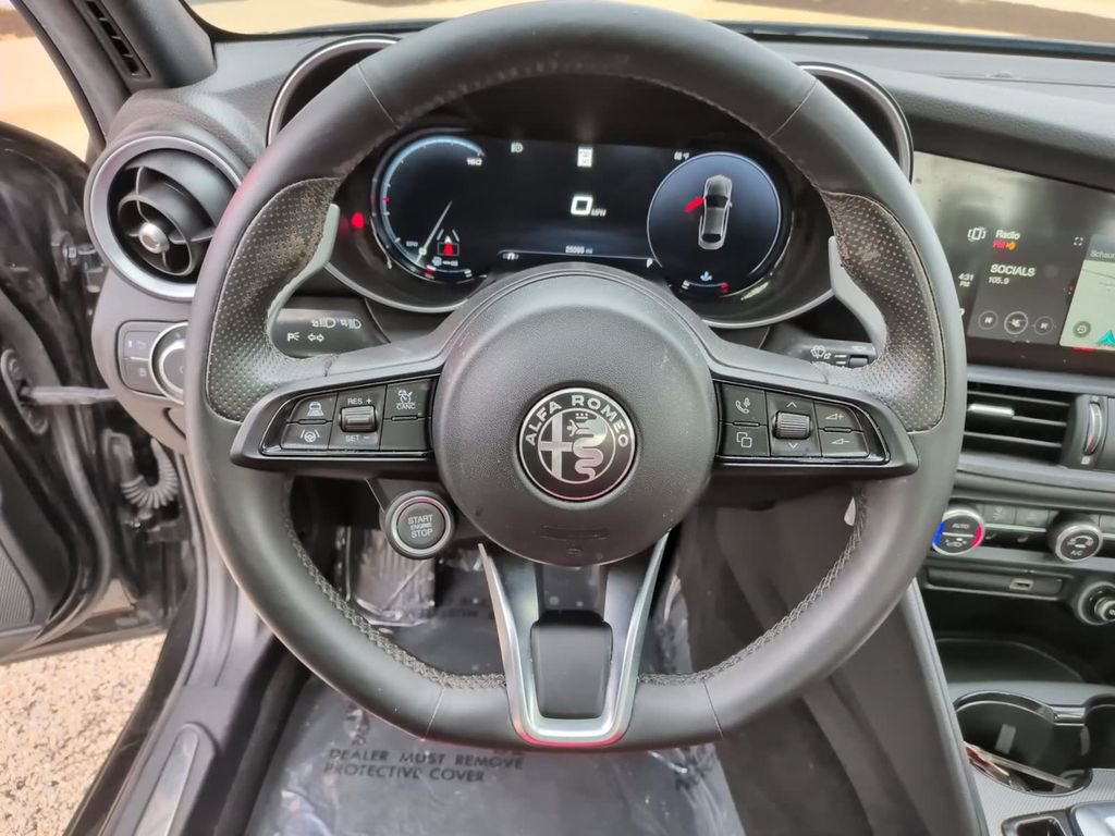Used 2024 Alfa Romeo Giulia Veloce AWD/4WD image 25