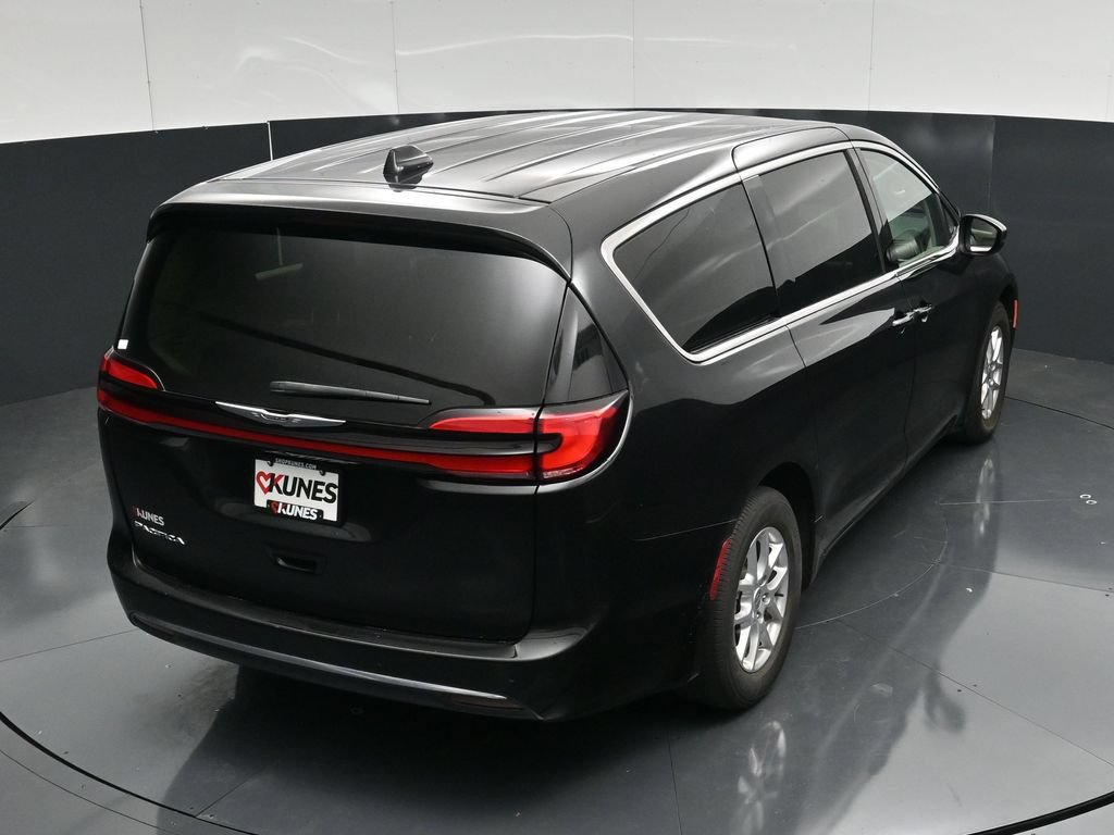 Used 2023 Chrysler Pacifica Touring-L FWD image 46