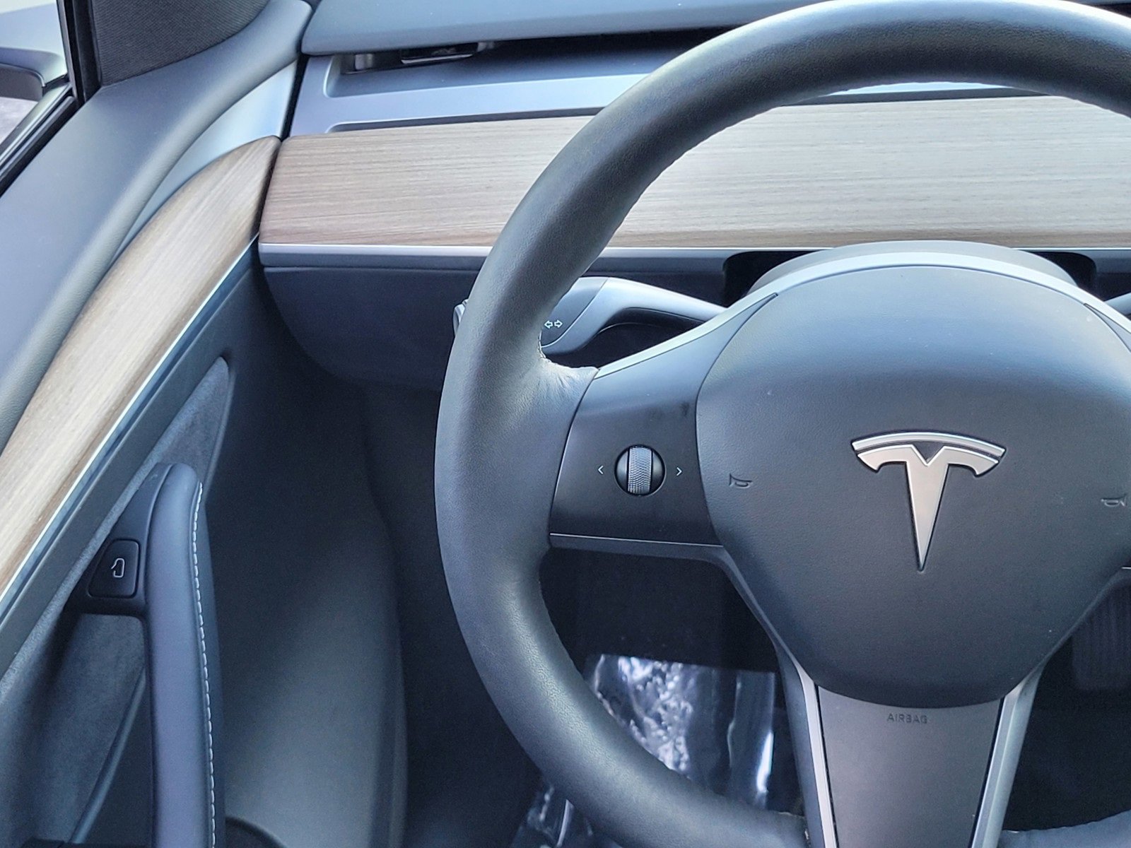 Used 2022 Tesla Model Y Long Range image 13