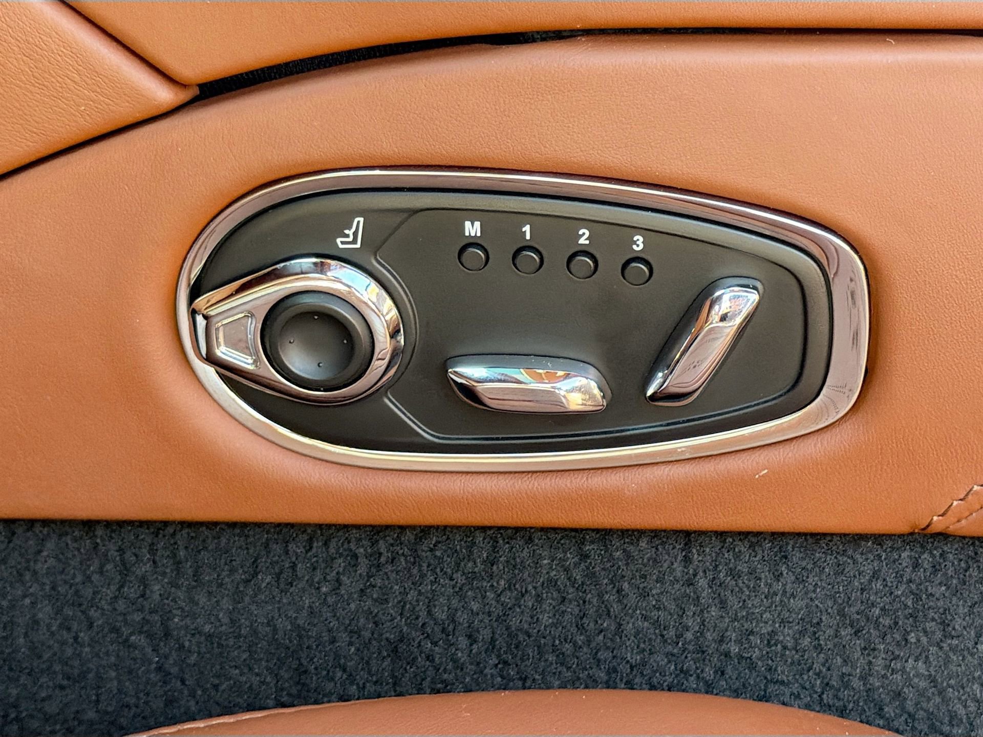 Used 2018 Aston Martin DB11 V12 image 25