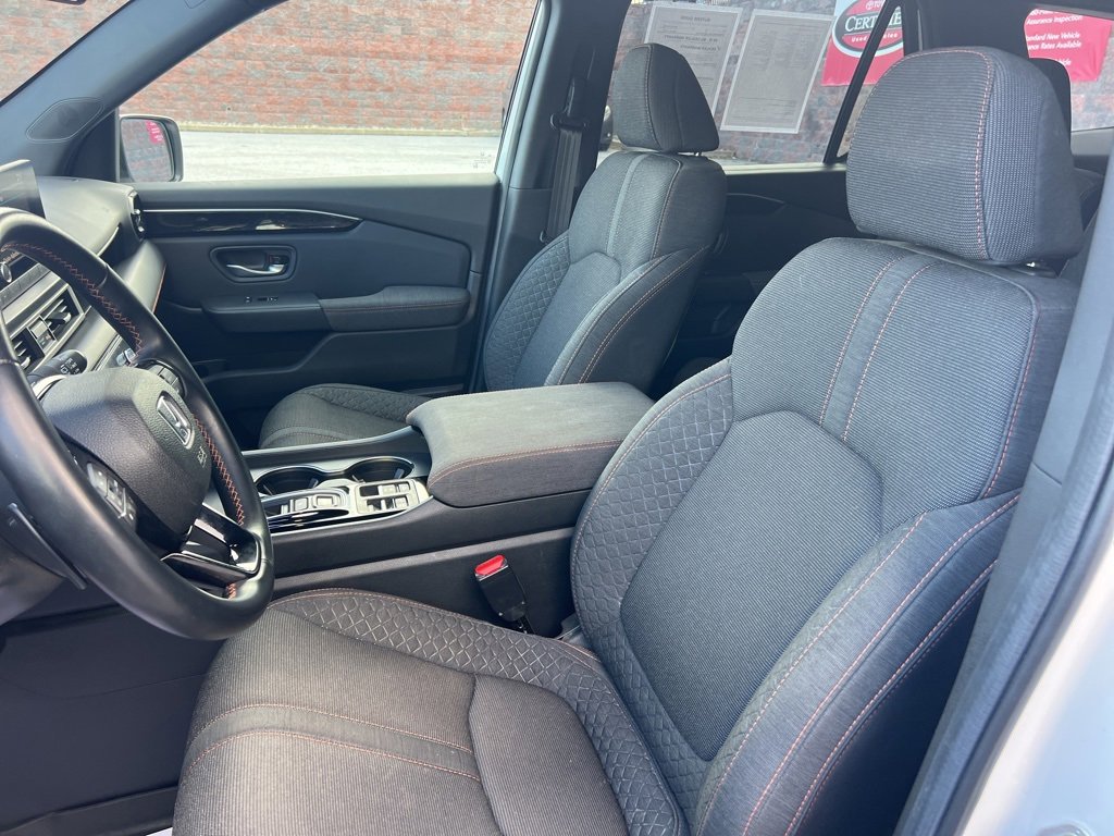 Used 2025 Honda Pilot Sport image 31