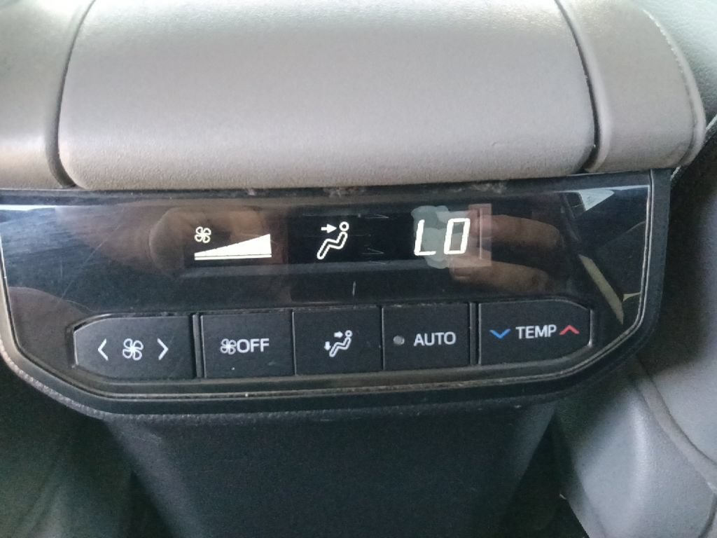Used 2022 Toyota Highlander XLE AWD/4WD image 28
