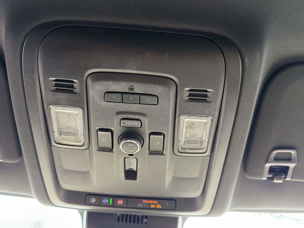 Used 2023 Chevrolet Suburban Premier AWD/4WD image 32